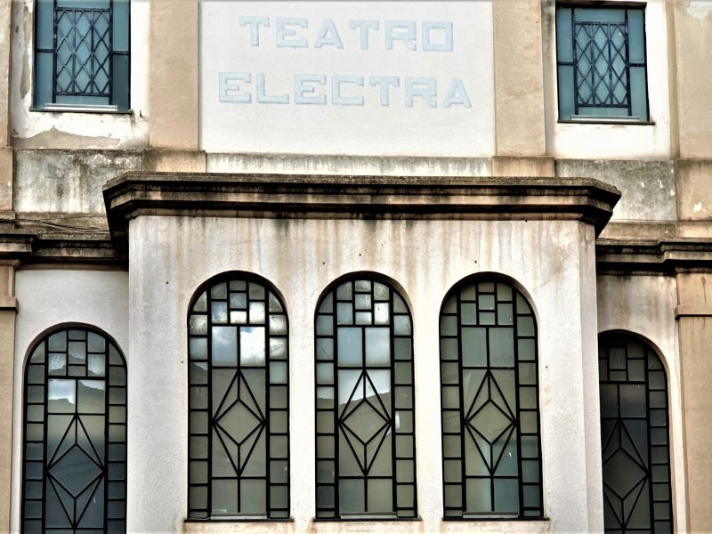 Teatro Electra, Iglesias