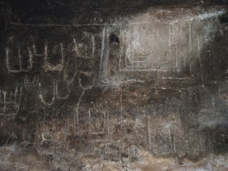 Necropoli a domus de janas di Sos Furrighesos - Particolare dei petroglifi della domus VIII, Anela