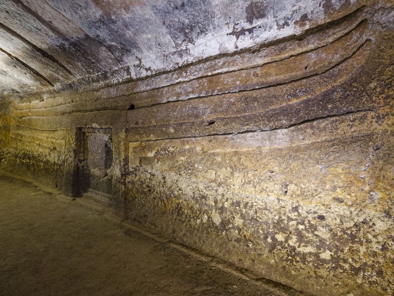 Domus de janas S’Incantu - Parete decorata con falsa porta e corna taurine, Putifigari