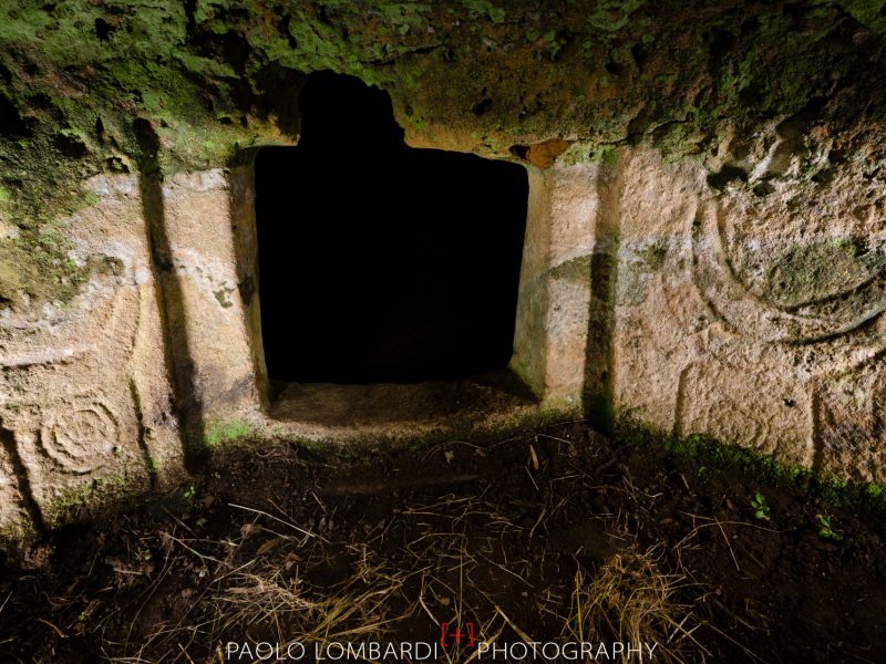 Necropoli di Anghelu Ruju, Alghero - ingresso tomba XXVIII con decorazione di corna taurine e centri concentrici